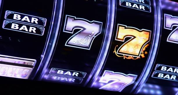 toto4d BandarQ multiplayer table showing four players, dealer seat, betting options, and game timer on mobile